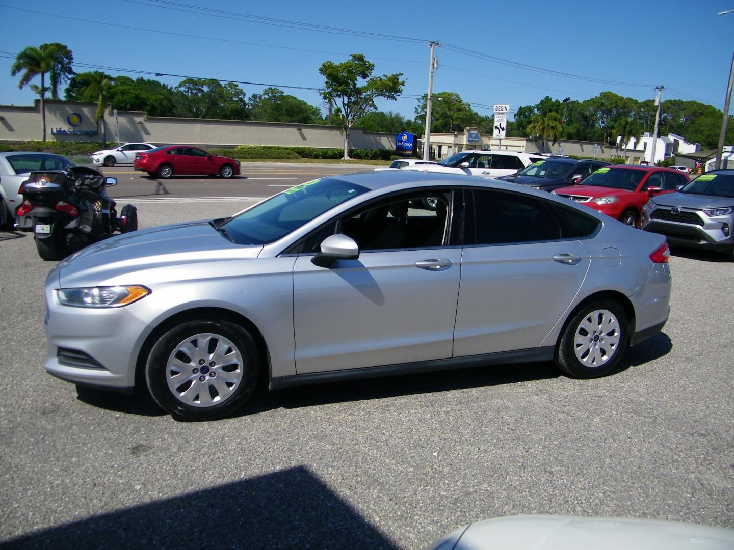 2014 Silver /Grey Ford Fusion S (1FA6P0G79E5) with an 2.5L I4 engine, Automatic transmission, located at 4000 Bee Ridge Road, Sarasota, FL, 34233, (941) 926-0300, 27.298664, -82.489151 - Photo#2